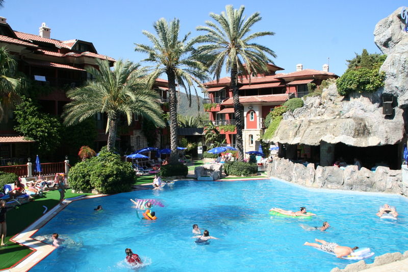 Grand Aquarium Apart İçmeler Exteriör bild