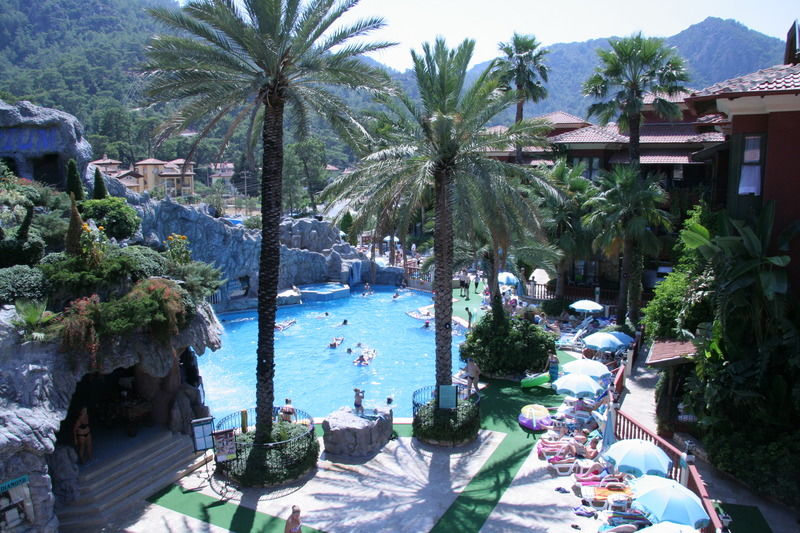 Grand Aquarium Apart İçmeler Exteriör bild