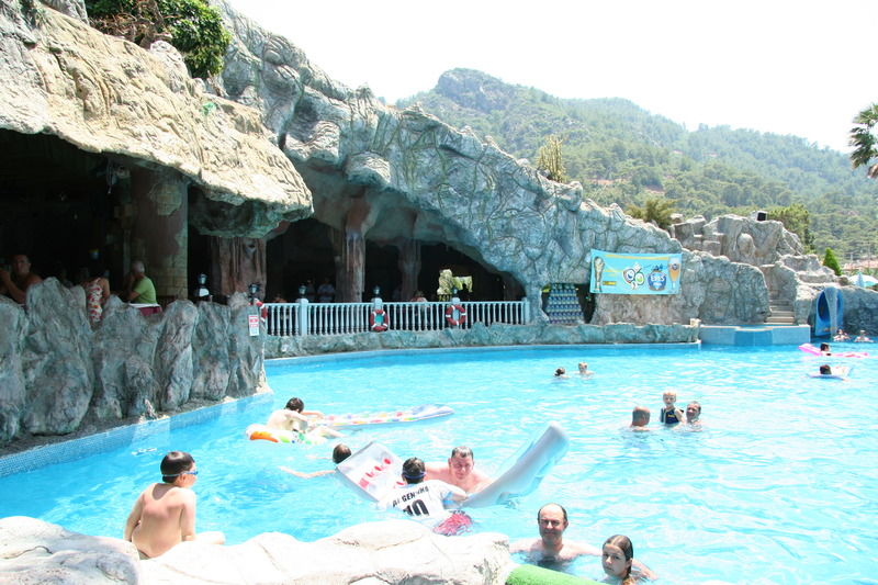 Grand Aquarium Apart İçmeler Exteriör bild