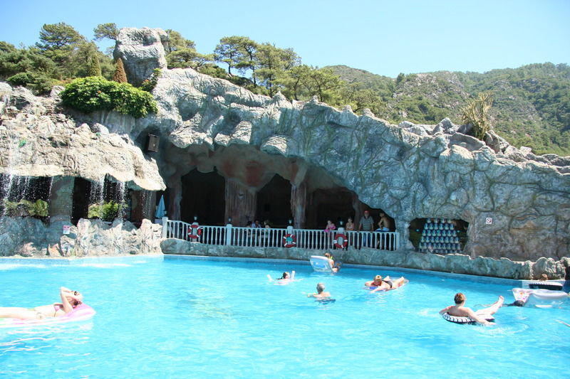 Grand Aquarium Apart İçmeler Exteriör bild