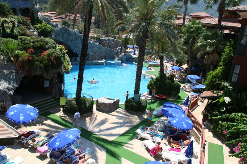 Grand Aquarium Apart İçmeler Exteriör bild